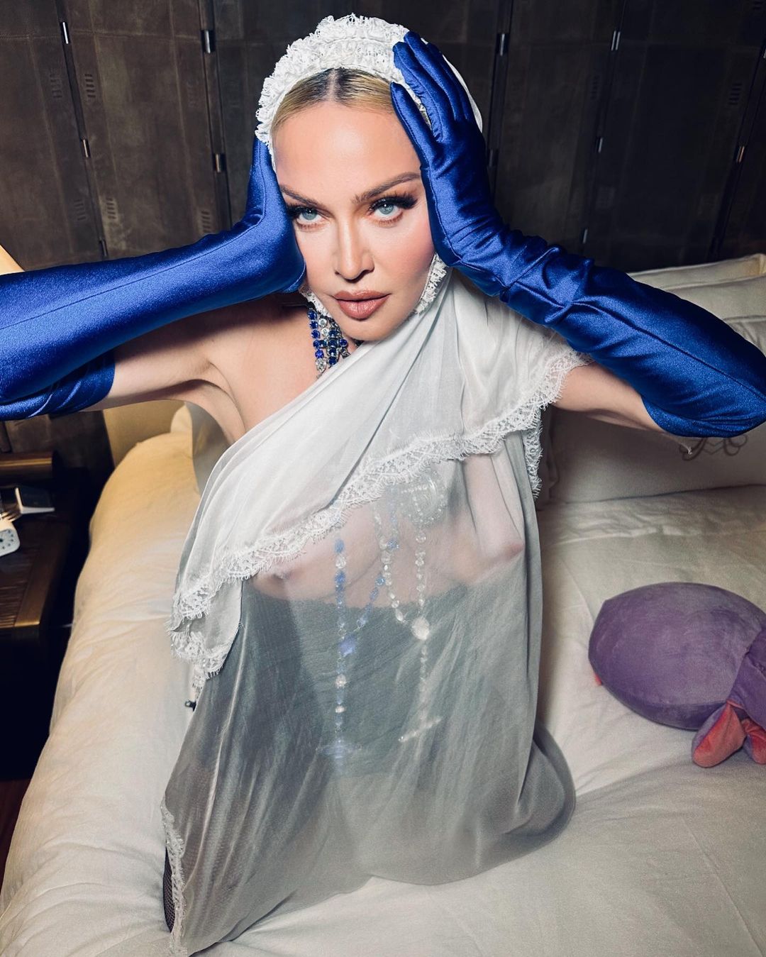 Секс продолжается: в рамках мирового тура Мадонна устроила постельную фотосессию в образе невесты. Топ откровенных фото из книги Мадонны Sex